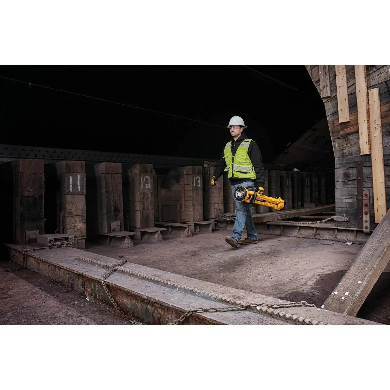 DEWALT DCL079B - 20V MAX* CORDLESS TRIPOD LIGHT (LIGHT ONLY)