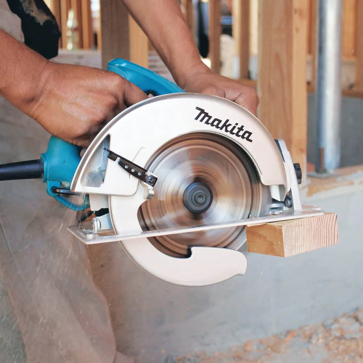 Makita 5007NK Powerful 15 Amp motor 7-1/4-Inch Corded Circular Saw