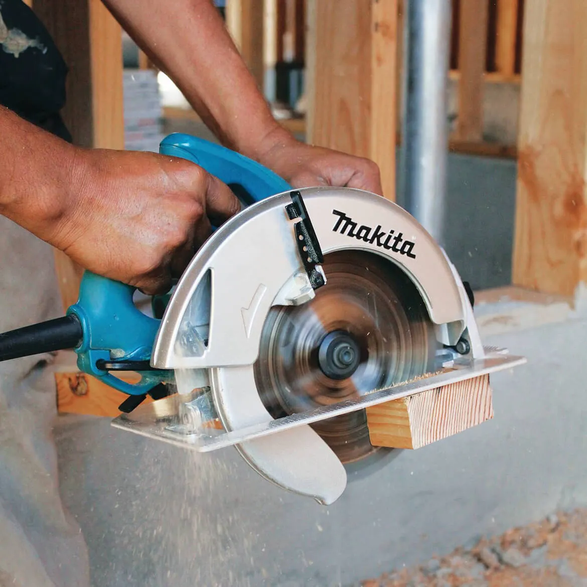 Makita 5007NK Powerful 15 Amp motor 7-1/4-Inch Corded Circular Saw