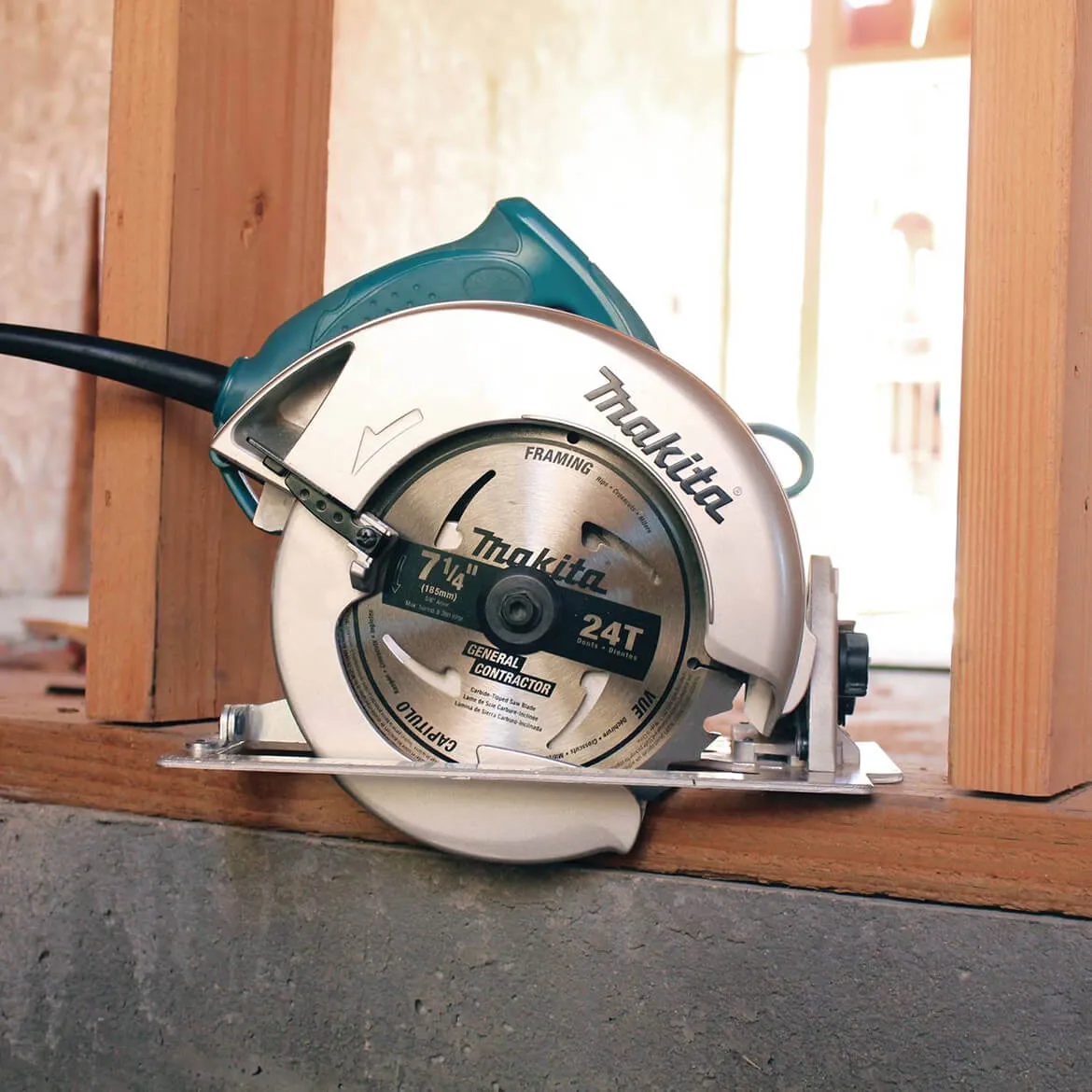 Makita 5007NK Powerful 15 Amp motor 7-1/4-Inch Corded Circular Saw