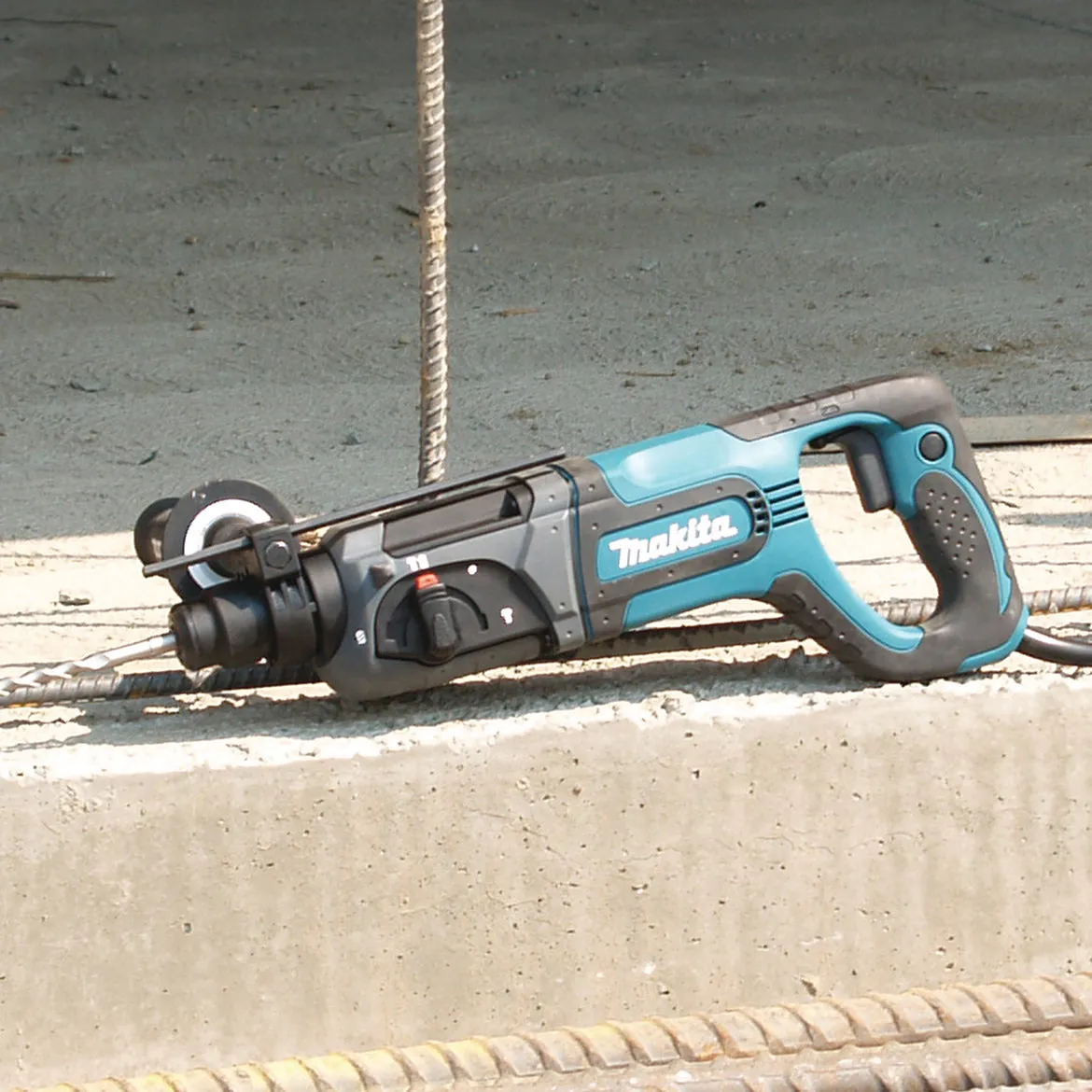 Makita HR2475 1-Inch 1,100 and 4,500 Bpm Corded D-Handle SDS-Plus Rotary Hammer