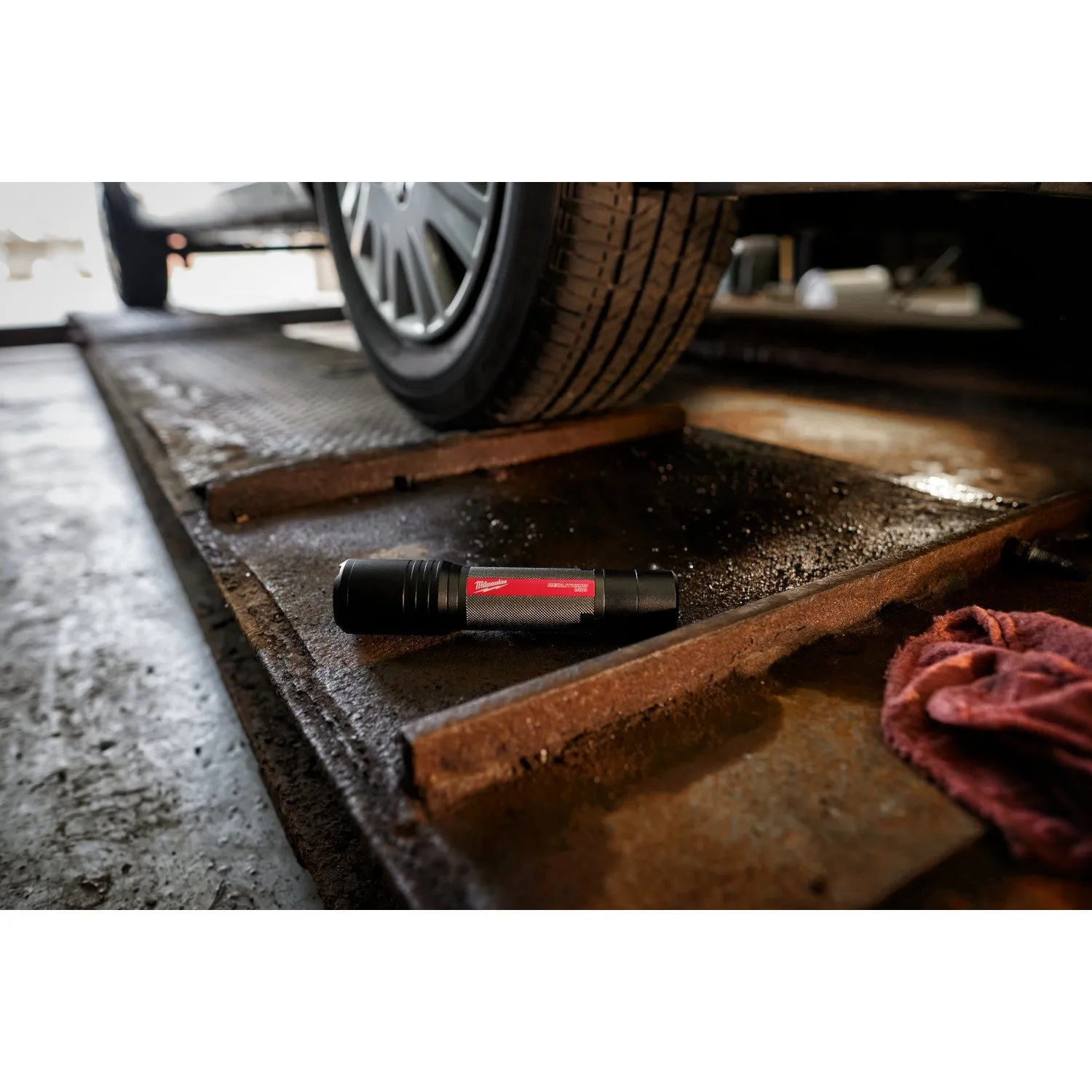 Milwaukee 2162-21 - REDLITHIUM™ USB 2,000L Slide Focus Flashlight