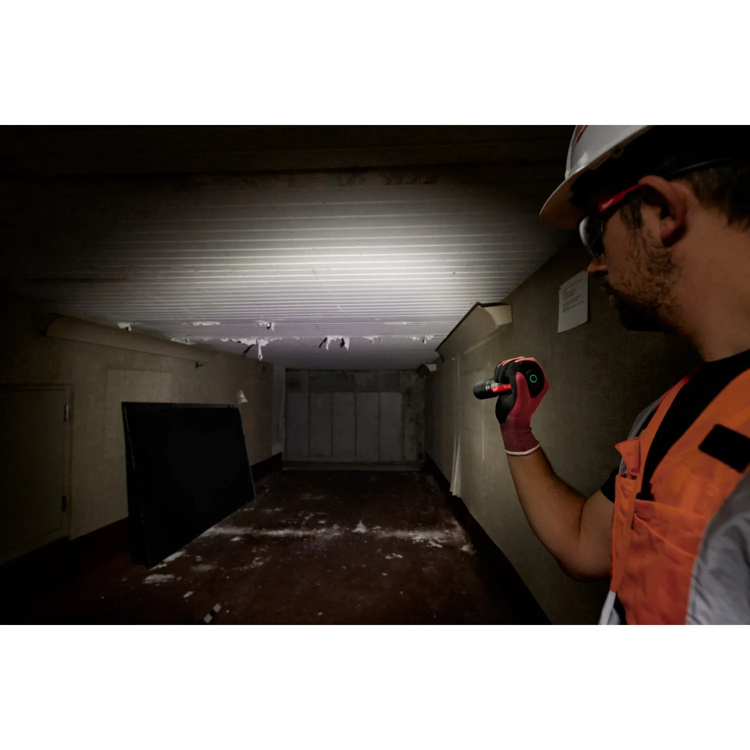Milwaukee 2162-21 - REDLITHIUM™ USB 2,000L Slide Focus Flashlight