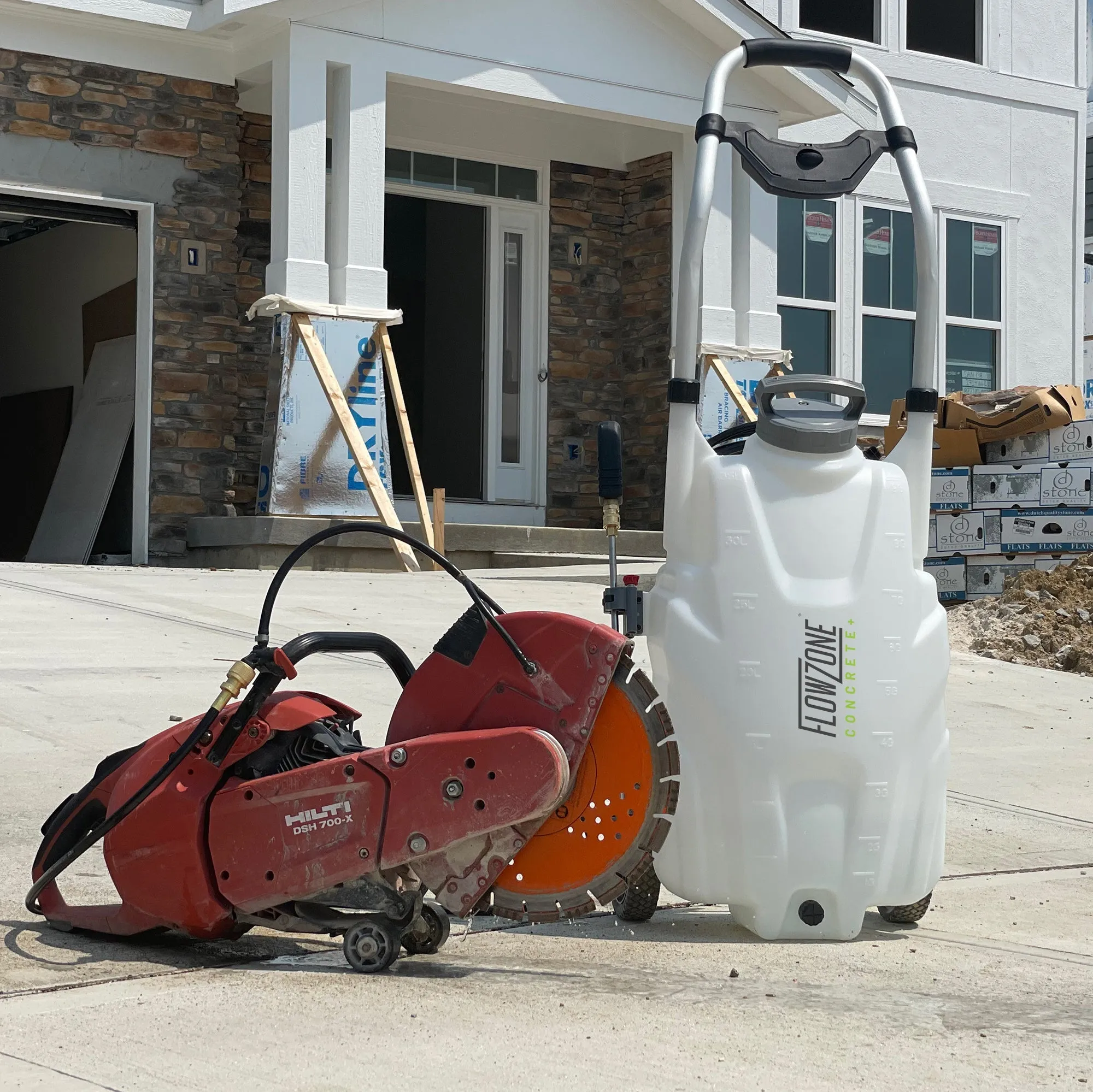 [REFURBISHED] Concrete  Monsoon 2.5 5-Position Variable Pressure Battery Rolling Sprayer (9-Gallon)