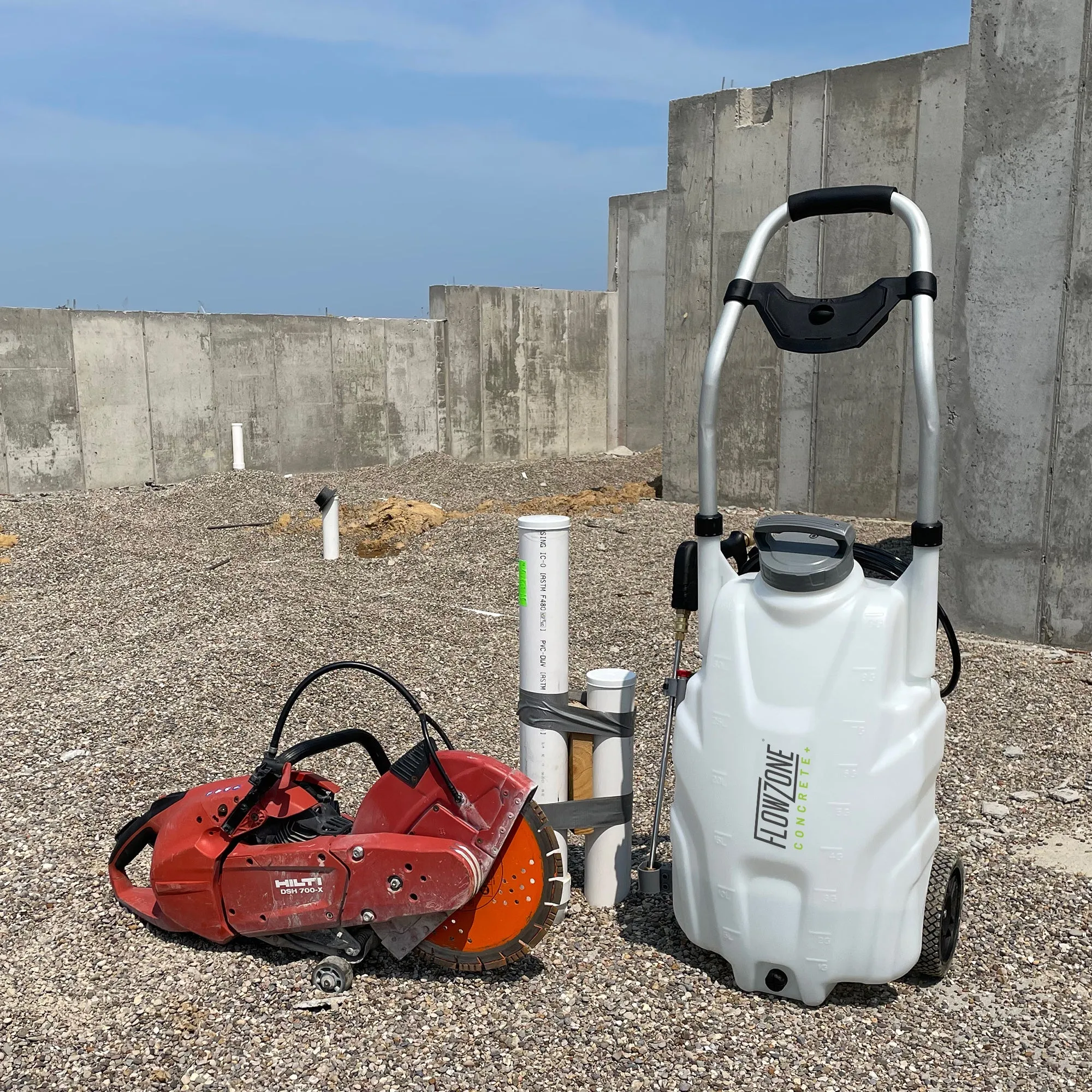 [REFURBISHED] Concrete  Monsoon 2.5 5-Position Variable Pressure Battery Rolling Sprayer (9-Gallon)